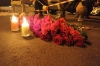 Жители Петербурга ночью несут цветы к месту упавшего в Мойку автобуса