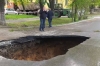 В Челябинске рухнул асфальт и образовалась гигантская яма: фото с места событий