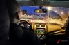 В Югре таксист запер в салоне машины мать с двумя детьми и требовал денег