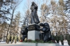 В Биробиджане открыли памятник материям героев России