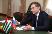 «Невозможно до конца жизни оставаться помощником президента». Политолог об отставке Суркова