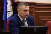 Подписчики раскритиковали Кличко за селфи на похоронах мэра Харькова