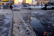 Лопнувшая труба превратила одну из улиц Екатеринбурга в озеро