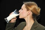 Насколько опасно пить молоко людям после 50: отвечает онколог