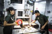 В тюменском «Макдоналдсе» о закрытии ресторанов не слышали: «Работаем как обычно»