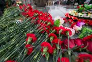 К посольству Латвии в Москве принесли искусственные цветы