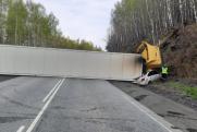 Опрокинувшаяся фура перекрыла движение на трассе М-5 в Челябинской области