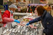 Россияне столкнутся с недостатком красной рыбы на прилавках