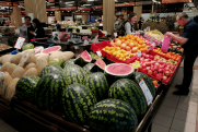 Чем опасны клубника и арбузы с уличных рынков: ответ эпидемиолога