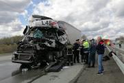 Шофер грузовика и трое рабочих погибли в автокатастрофе на Среднем Урале