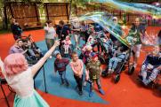 Подопечным детского хосписа в Екатеринбурге подарили современную игровую площадку