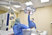 Пластический хирург с «патриотичными имплантами» в арсенале застраховал руки