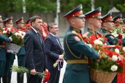 Свердловский губернатор и полпред президента возложили цветы к мемориалу в День памяти и скорби