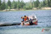 Три свердловских рыбака в шторм застряли посреди озера