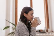 Почему опасно пить кофе сразу после пробуждения: объясняет врач