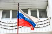Свердловские школьники будут еженедельно поднимать флаг РФ и петь гимн