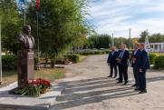 К памятнику народного главы Неклюдова возложил цветы спикер челябинского заксобрания