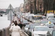 Петербуржцы снова стоят в пробке на Пулковском шоссе: затор объезжают по газону