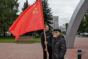 Тюменские коммунисты передали в зону СВО шевроны с советским флагом