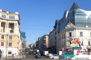 Фасад исторического здания в центре Владивостока рухнул на тротуар