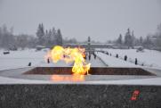 В Казани школьники потушили Вечный огонь, закидав его снежками