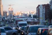 Центральная улица Екатеринбурга встала в гигантской пробке из-за поломки двух троллейбусов