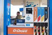 В Петербурге цены на бензин падают, но не для покупателей