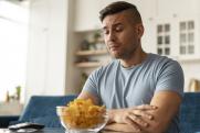 Почему люди не могут отказаться от чипсов: объясняет диетолог