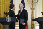 Байден «завис» во время рукопожатия с президентом Франции