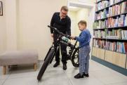 Губернатор Текслер подарил велосипед ребенку, у которого папа погиб в ходе спецоперации