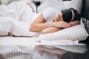 Названа опасность телефона под подушкой во время сна