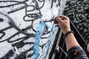 Райтера-вандала обязали стереть свои граффити в Иркутске