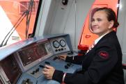 Как Оксана Соколова из Екатеринбурга стала первой женщиной – машинистом пассажирского поезда