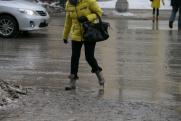 В Екатеринбурге грязно и скользко: горожане жалуются на мучительный путь до работы
