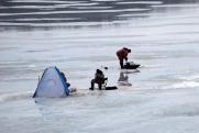 С риском для жизни: ради чего рыбаки выходят на последний, самый опасный лед