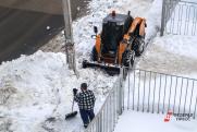В Салехарде коммунальщики убрали снег вместе с деревьями