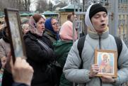 Одного из глумившихся над молящейся девушкой в Киеве увезли в больницу без признаков жизни