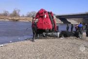 В Хабаровском крае из реки достали упавшую фуру: тело водителя нашли в кабине