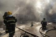 Во Владивостоке не могут потушить крупный пожар на складе, есть пострадавший
