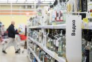 Нилов показал бутылку водки, которая должна продаваться во всех магазинах