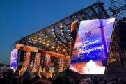 В день города жители Петербурга увидели шоу с мировыми звездами оперы: видео с «Классики на Дворцовой»