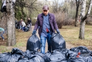В Новый Уренгой прибыл Чистомэн: экоактивист соберет мусор в шести городах Ямала и Югры