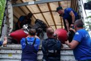 Спасают всей Россией: как волонтеры, военные и МЧС помогают жителям Херсонской области