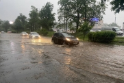 В Тобольске затопило улицу Полонского: «До автобуса на лодках»