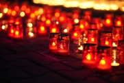 Более 400 человек зажгли свечи в Красноярске в память о погибших на войне