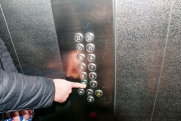 Лифт с людьми рухнул в нижегородской многоэтажке