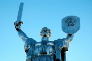 В Киеве спиливают советский герб со статуи «Родина-мать»