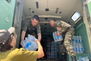 Активисты ОНФ раздают питьевую воду туристам, застрявшим в пробках у Керченской переправы