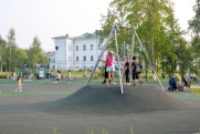 В Салехарде после жалоб горожан устраняют «игровые блиндажи» с детской площадки