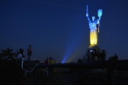 Рядовые украинцы возмущены преображением монумента «Родина-мать» в Киеве: «Пустая трата денег»